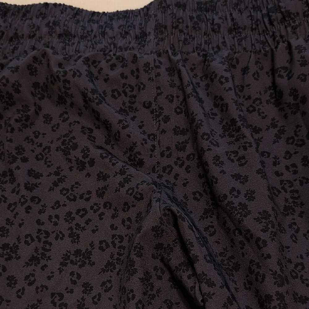 Reebok Women's Charcoal Animal Print Shorts Size Large - Picture 9 of 9